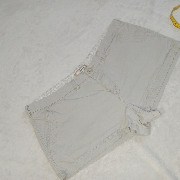 Arizona EUC Cream Khaki 2.5" Inseam Shorts JRs 17 - Picture 1 of 12